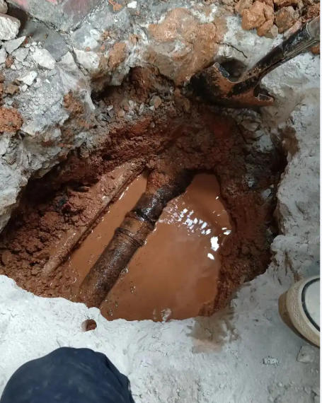 漏水检测现场设备与管道检查
